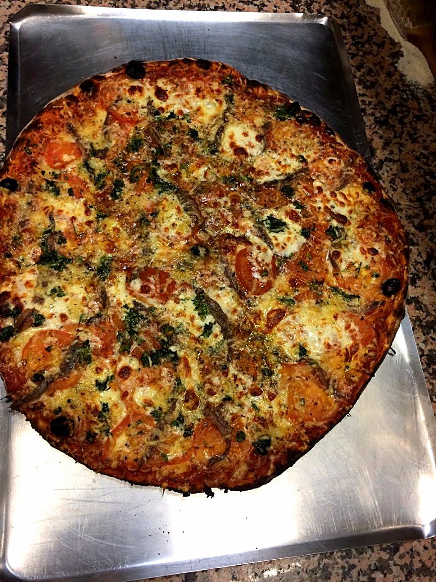 pizza entière vue de dessus sur plaque