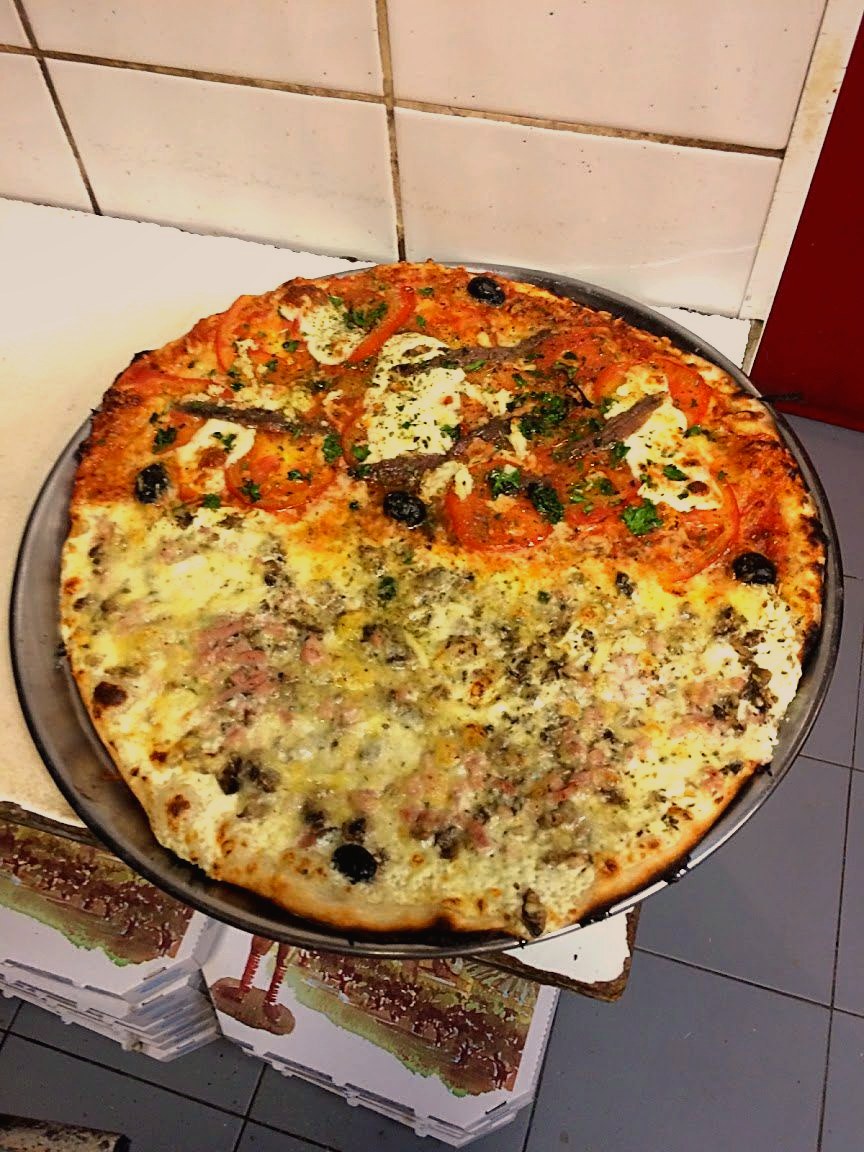 pizza tomates anchois olives sur plaque
