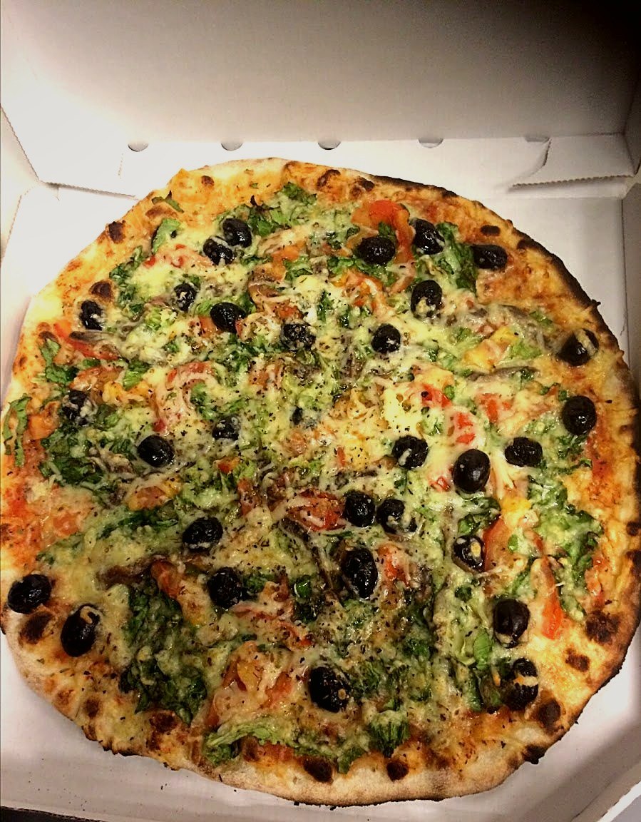 pizza roquette olives noires dans boîte